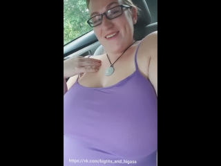 showed big breasts in the car